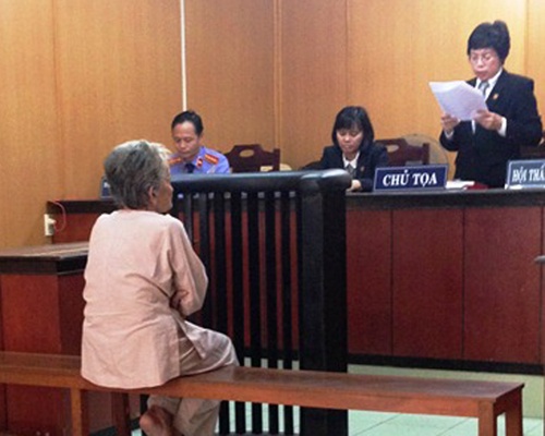 Duoc tuyen an treo, nu bi cao 74 tuoi lo khong biet ve dau hinh anh