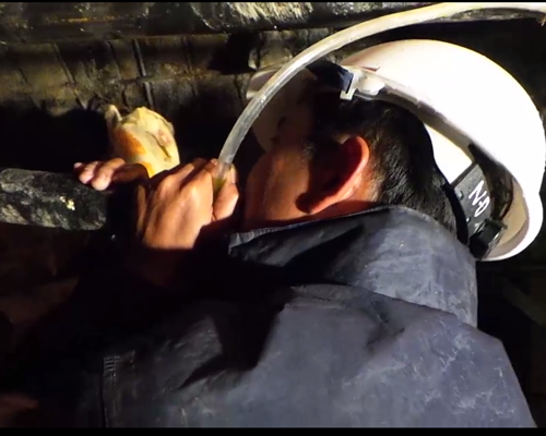 Roi nuoc mat khi noi chuyen voi nan nhan vu sap ham hinh anh