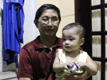 Be trai bi bo roi tren taxi duoc giao cho trung tam Tam Binh hinh anh