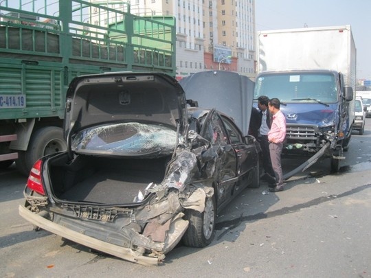 Xe tai tong nat duoi xe Mercedes o duong tren cao hinh anh