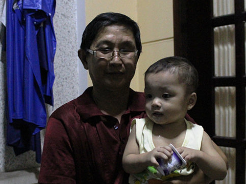 Me be trai bi bo roi tren taxi den phuong xin nhan con hinh anh