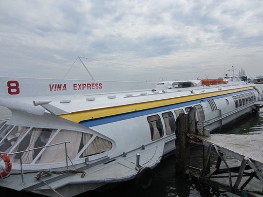 Tau canh ngam hoat dong lai hinh anh