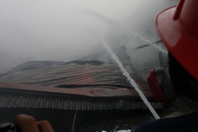 Chay lon o Hai Phong, lua thieu rui gan 1.000 m2 xuong hinh anh