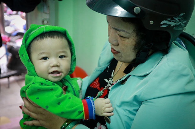 Be trai 7 thang tuoi bi me bo roi hinh anh