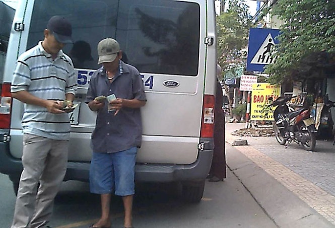 Bang nhom ngang nhien bao ke xe khach hinh anh