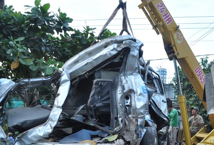 Co vuot qua duong ray, xe khach bi tau dam nat hinh anh