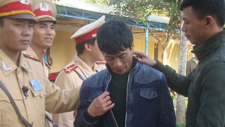 Bat gon ten trom xe may lao thang vao CSGT bo chay hinh anh