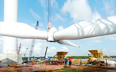 Lap canh quat dai 42 m len tru turbin dien gio cao 80 m hinh anh