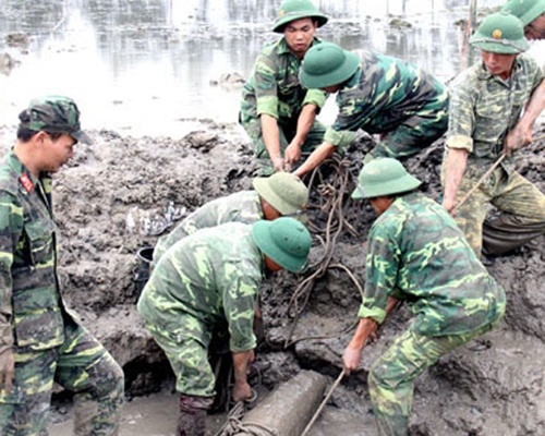Phat hien qua bom nang gan 120 kg hinh anh