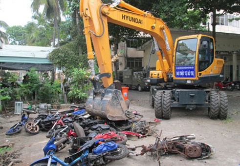 11 xe may tham gia dua trai phep bi tieu huy hinh anh