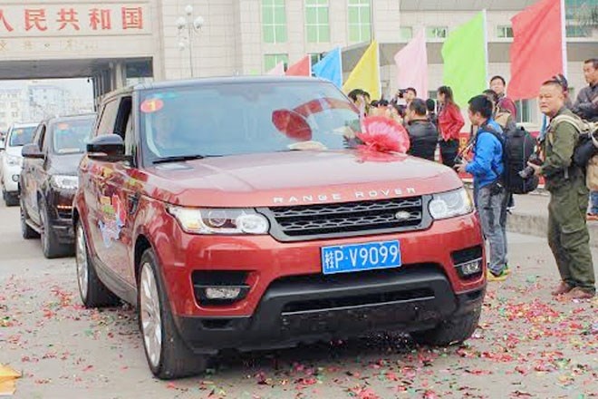 Khoi dong xe du lich tu lai qua bien gioi Viet - Trung hinh anh