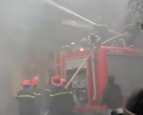 Voi rong phun nuoc lien tuc chua chay o pho co hinh anh