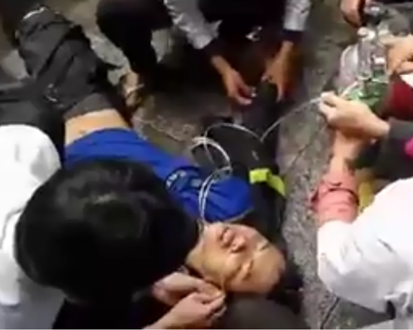 Linh cuu hoa ngat khoi khi chua chay o pho co hinh anh