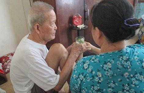 Cu ong tuoi 90 thiet tha duoc ket hon hinh anh