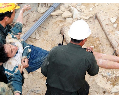 Cong binh giai cuu 12 cong nhan mac ket o Da Dang the nao? hinh anh