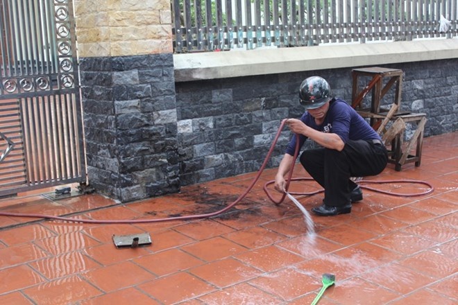 Phat hien phu nu chet chay truoc cua biet thu hinh anh