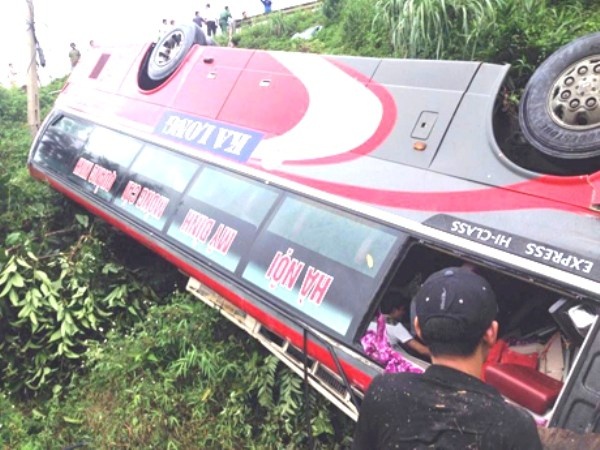 Xe khach nguoi Viet gap nan tai Lao, mot nguoi chet hinh anh