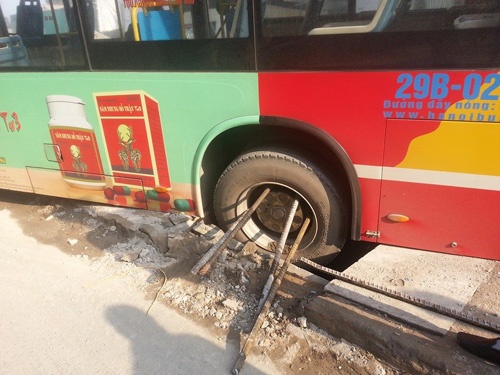 Xe buyt thut ho ga ngay gan gian giao de nat taxi hinh anh