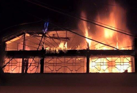 Canh ngoi nha chay ruc khien 6 nguoi thiet mang hinh anh