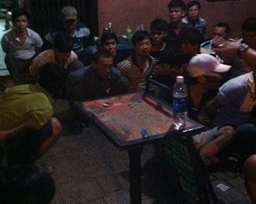 Bat tu diem ca do bong da o chung cu quan Tan Phu hinh anh