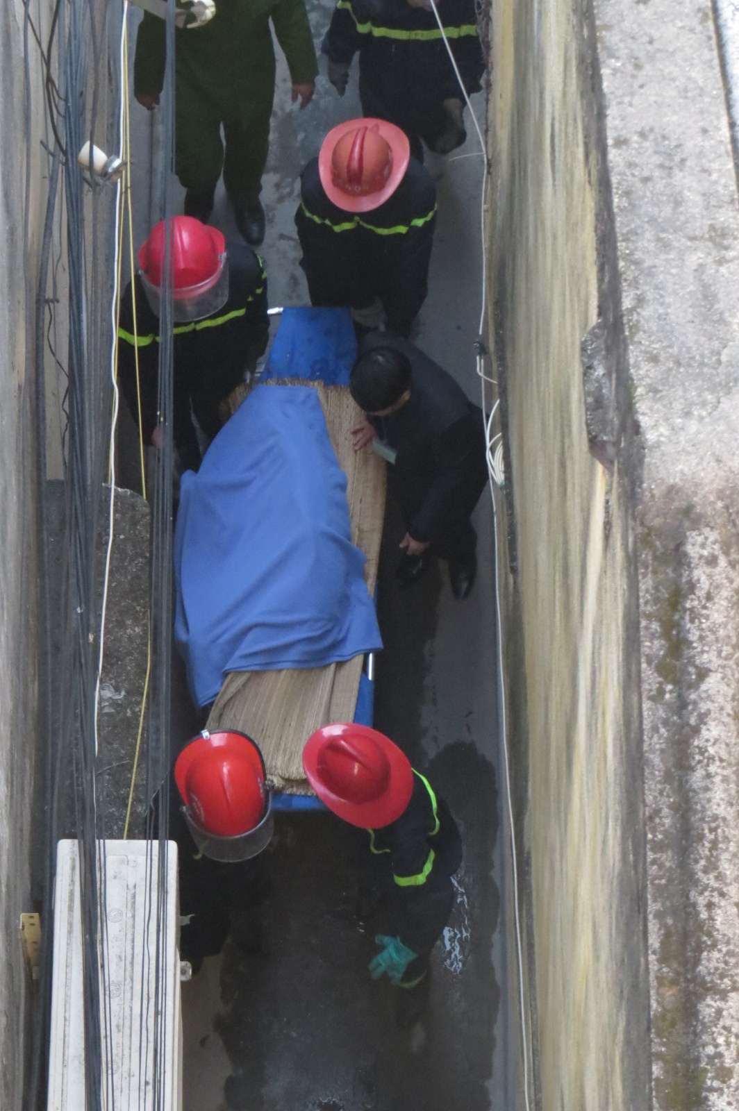 Khoảng 8 giờ hơn, xác nạn nhân đầu tiên được di rời khỏi hiện trường.