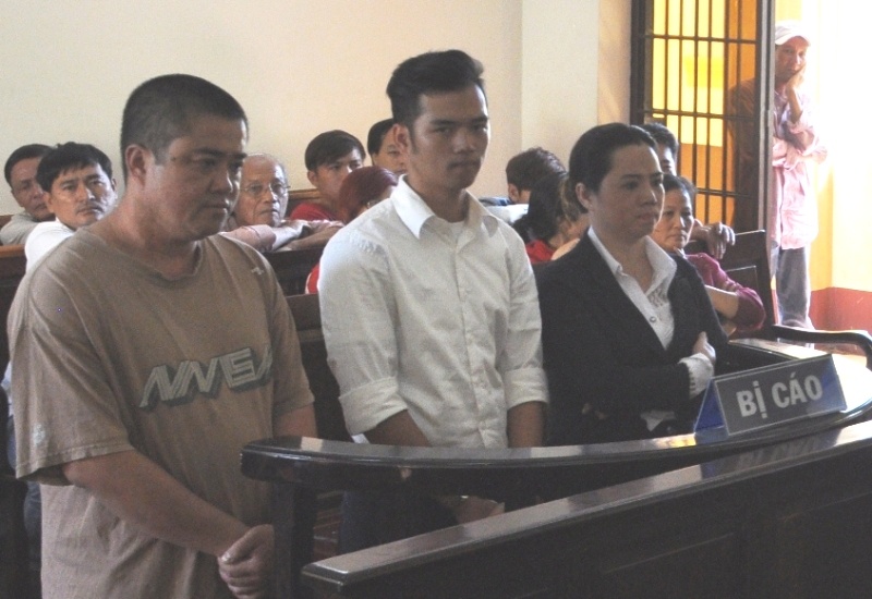 Ca nha di tu vi danh nguoi yeu con gai trong thuong hinh anh