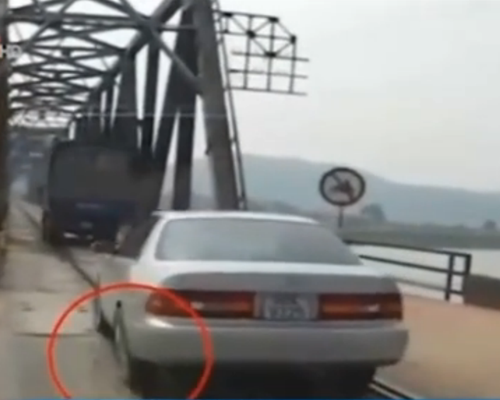 VTV: Oto sap rung banh van co qua cau duong sat hinh anh