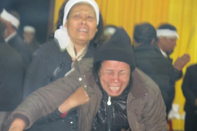 Dam tang nan nhan vu chay tai Hai Phong ngap trong nuoc mat hinh anh