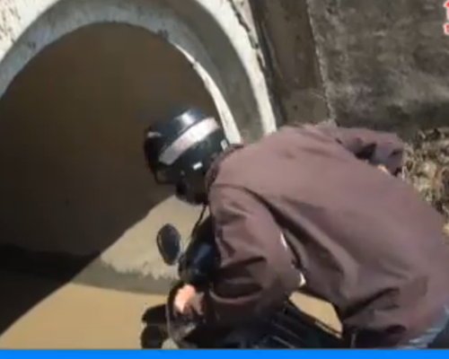 Xe may chay trong... ong thoat nuoc hinh anh