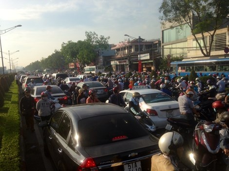 Sang nay, cua ngo TP.HCM ket xe nghiem trong hinh anh