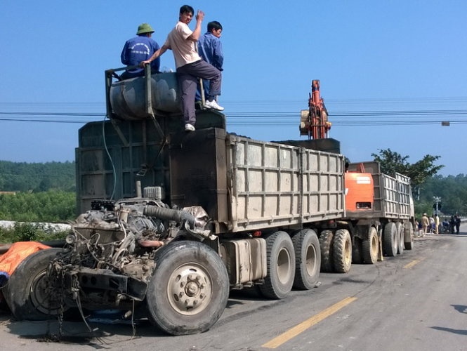 Xe dau keo dam thang vao tau hoa dang chay, tai xe nguy kich hinh anh