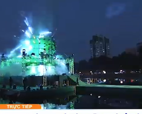 Hang nghin nguoi dan Ha Noi nao nuc dem nguoc chao 2015 hinh anh