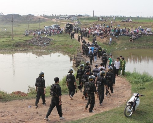 100 canh sat dot kich 'cong ty' co bac trong nghia trang hinh anh