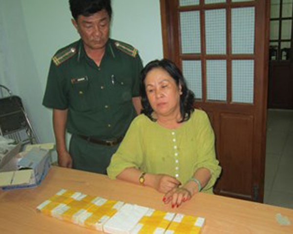 Bat ke giau 6 banh heroin trong mi tom hong qua mat hai quan hinh anh