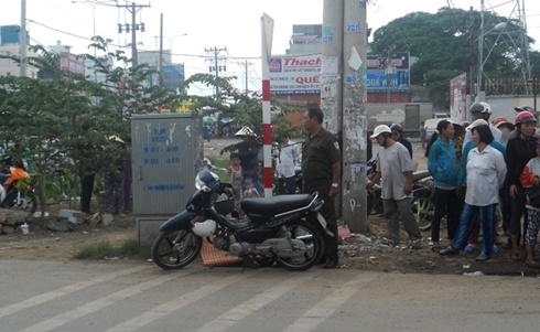 Dang chay xe tren duong, tap vao le roi guc chet hinh anh