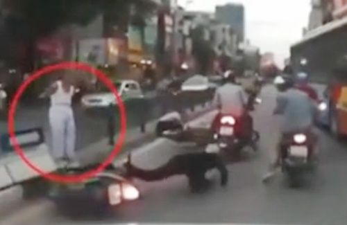 VTV: Cu gia bang qua duong, 2 xe may gap nan hinh anh