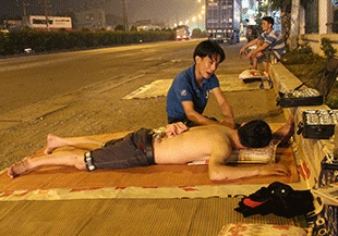 Nhung buoc chan lang tham tren pho vang hinh anh