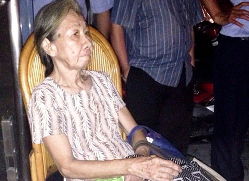 Cuu cu gia 80 tuoi trong can nha chay hinh anh