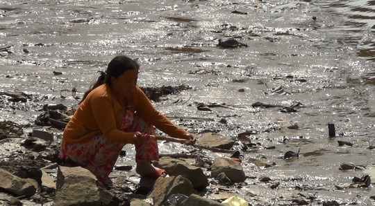 Xac nam gioi noi giua 2 sa lan tren song Sai Gon hinh anh