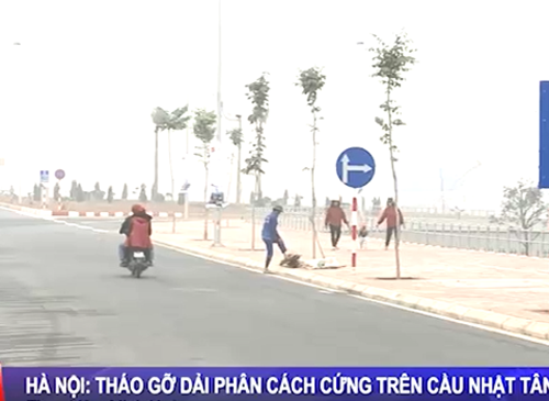 Ha Noi thao go giai phan cach tren cau Nhat Tan hinh anh