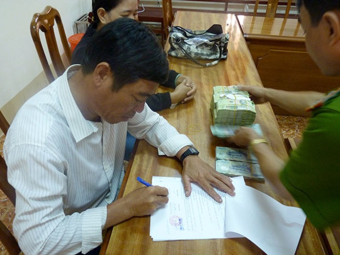Lua ban dong den de cuop tien hinh anh