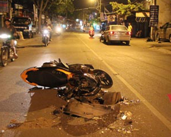 Va cham voi oto, 2 vo chong bi hat len nap capo hinh anh