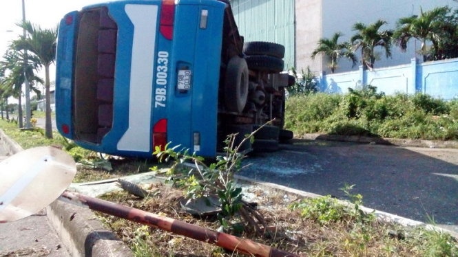 Hai xe cho cong nhan tong nhau, 20 nguoi nhap vien hinh anh