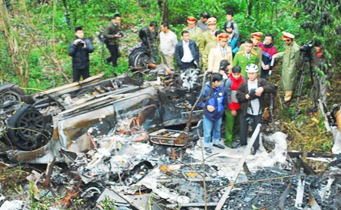 Xe container tong xe CSGT boc chay: Tai xe chet vi 100l dau hinh anh