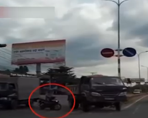 Xe may qua duong kieu... 'tu sat' hinh anh