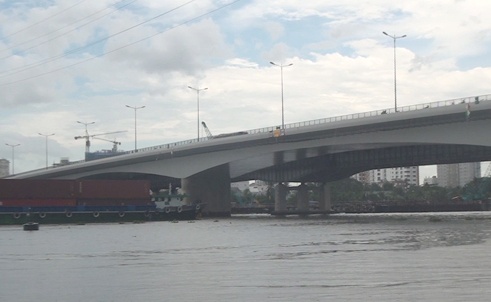 Thuong uy cong an nhay song cuu nguoi luc nua dem hinh anh