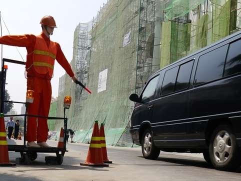 Nguoi dan TP.HCM bat ngo truoc robot huong dan giao thong hinh anh