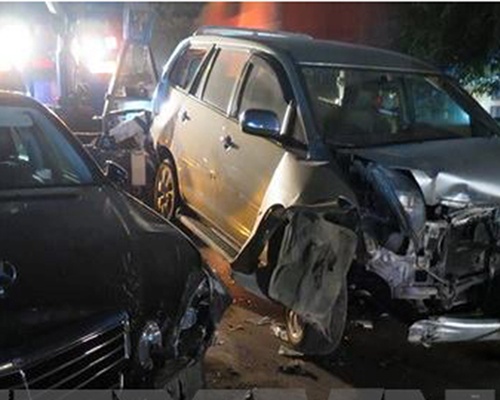 Tai nan lien hoan, 4 nguoi trong gia dinh bi thuong hinh anh