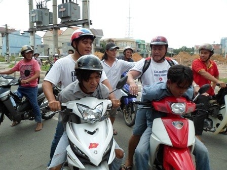 Bi truy duoi, cuop tan cong ‘hiep si' hinh anh