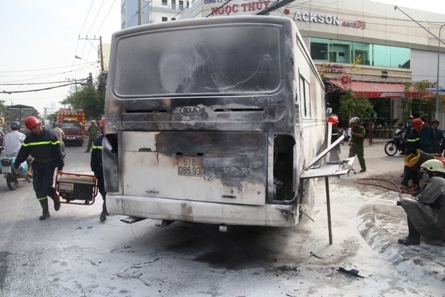 Xe oto 29 cho dua don hoc sinh boc chay ngun ngut tren pho hinh anh